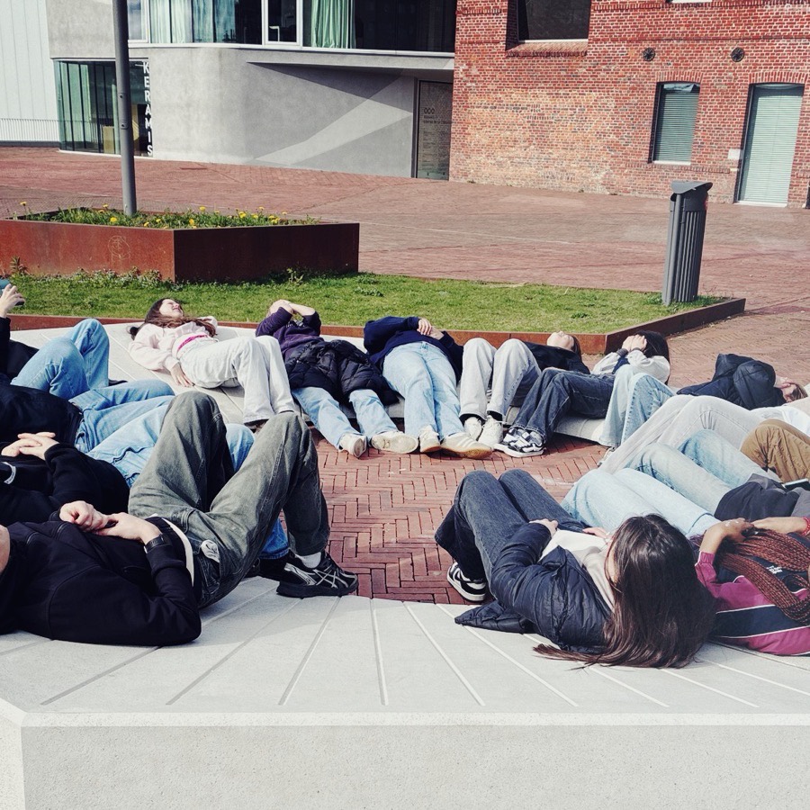 Des élèves de l'Institut Sainte-Marie allongés sur la place Keramis à La Louvière